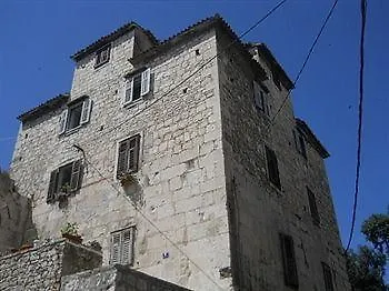 In The Palace בית הארחה